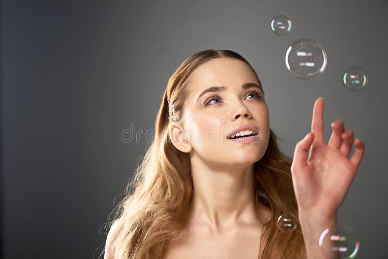 Portrait de jeune belle fille dans le studio, avec le maquillage professionnel Tir de beauté Bulle L'atmosphère de la légèreté photos stock Portrait de jeune belle fille dans le studio, avec le maquillage professionnel Tir de beauté Bulle L'atmosphère de la légèreté photos stock