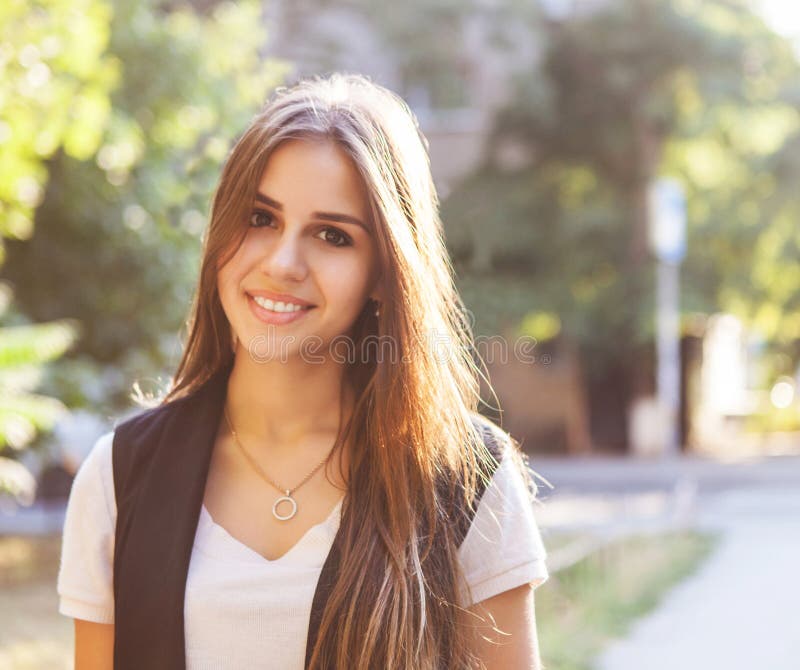 Portrait de jeune belle fille de l'adolescence de sourire images libres de droits Portrait de jeune belle fille de l'adolescence de sourire images libres de droits