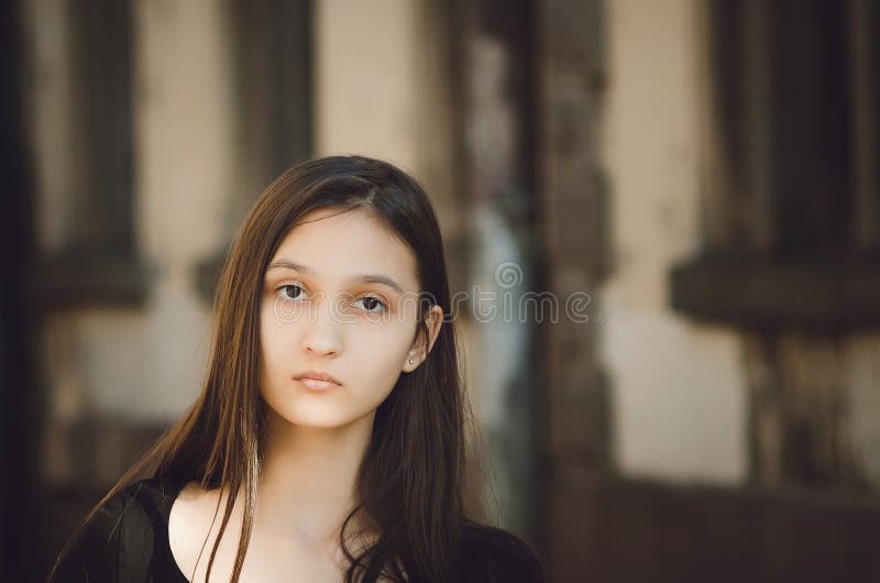 Portrait de jeune belle jolie femme avec de longs cheveux posant dans la ville image stock Portrait de jeune belle jolie femme avec de longs cheveux posant dans la ville image stock