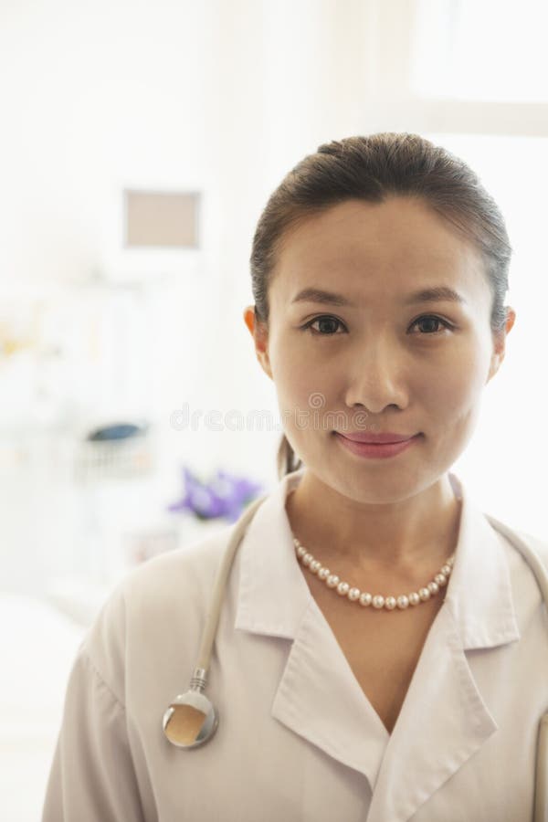 Portrait de jeune docteur féminin de sourire dans un hôpital images libres de droits Portrait de jeune docteur féminin de sourire dans un hôpital images libres de droits