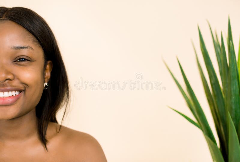 Portrait de jeune et mignonne femme africaine sur le fond blanc Visage femelle ethnique africain de femme noire de peau de beaut? photo stock Portrait de jeune et mignonne femme africaine sur le fond blanc Visage femelle ethnique africain de femme noire de peau de beaut? photo stock