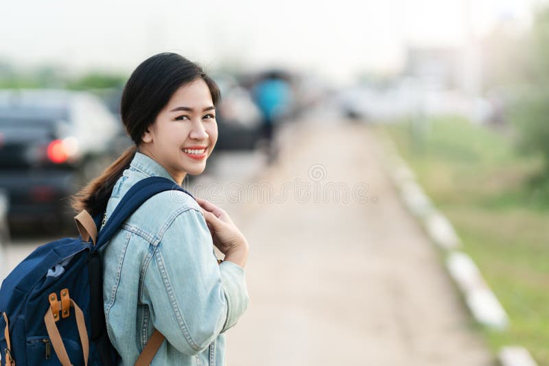 Portrait de jeune femme asiatique heureuse utilisant la veste bleue de denim image libre de droits Portrait de jeune femme asiatique heureuse utilisant la veste bleue de denim image libre de droits