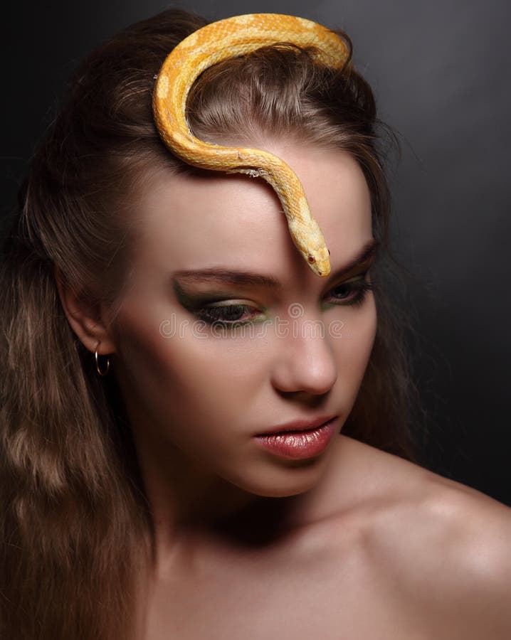 Femme et serpent image stock. image du inférieur, élégance - 29864325