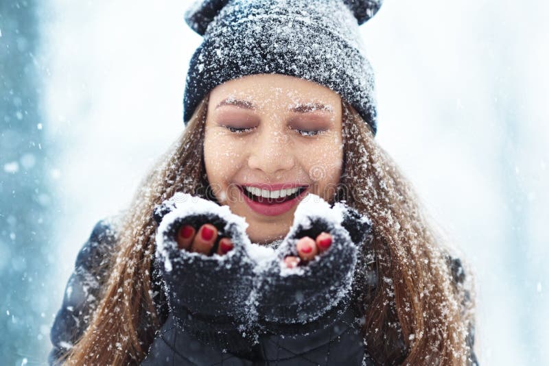 Portrait de jeune femme d'hiver Beauté Girl modèle joyeux riant et ayant l'amusement en parc d'hiver Belle jeune femme photo libre de droits Portrait de jeune femme d'hiver Beauté Girl modèle joyeux riant et ayant l'amusement en parc d'hiver Belle jeune femme photo libre de droits