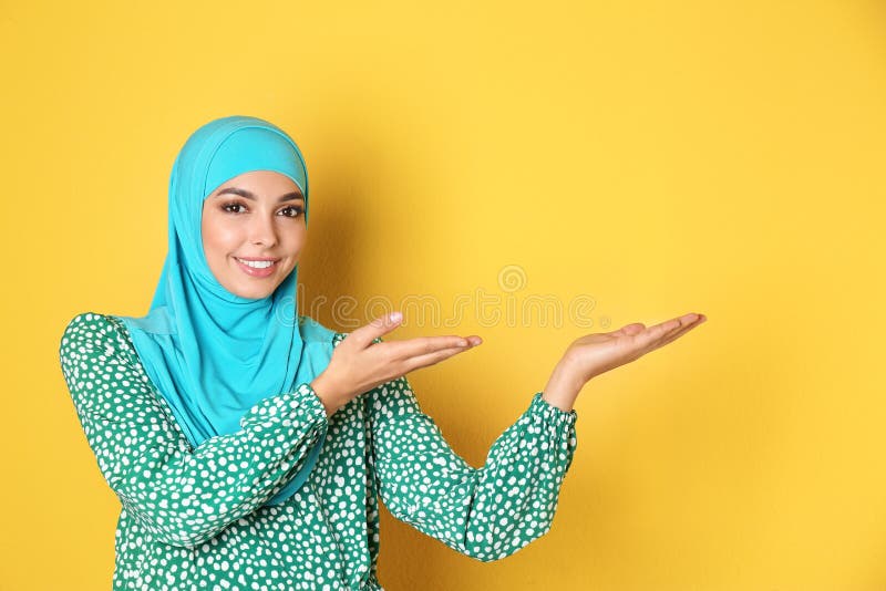 Portrait de jeune femme musulmane dans le hijab sur le fond de couleur photo libre de droits Portrait de jeune femme musulmane dans le hijab sur le fond de couleur photo libre de droits