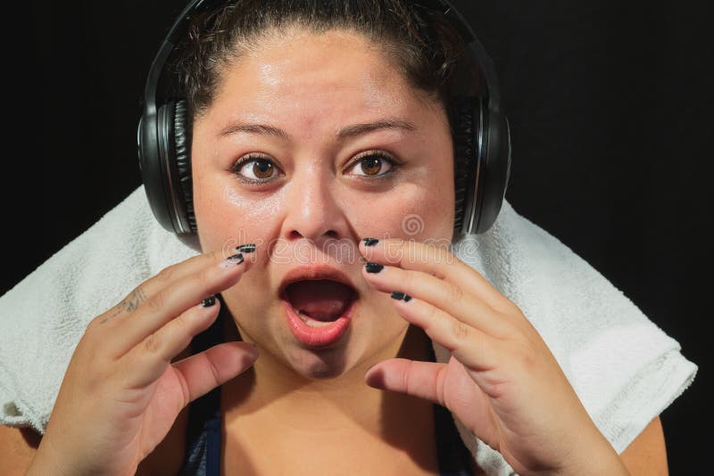 Portrait de jeune femme obèse écouter de la musique prête à commencer la séance d'entraînement de remise en forme, imaginant la n photographie stock