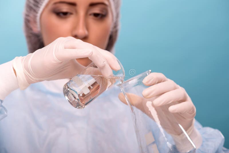 Download Portrait De Jeune Femme Portant Globalement Tandis Que Image stock - Image du fond, biotechnologie: 45372435