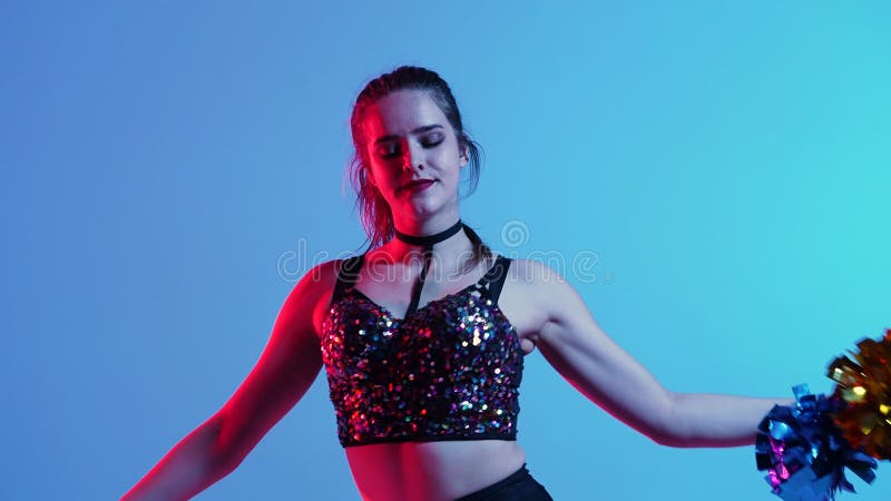 Une Danse D'encouragement Exécutée Par Une Pom-pom Girl Dans Un Justaucorps  Rouge Avec Des Pompons Dans Les Mains Dans Le Studio S Clips Vidéos - Vidéo  du intérieur, cheveu: 217520355