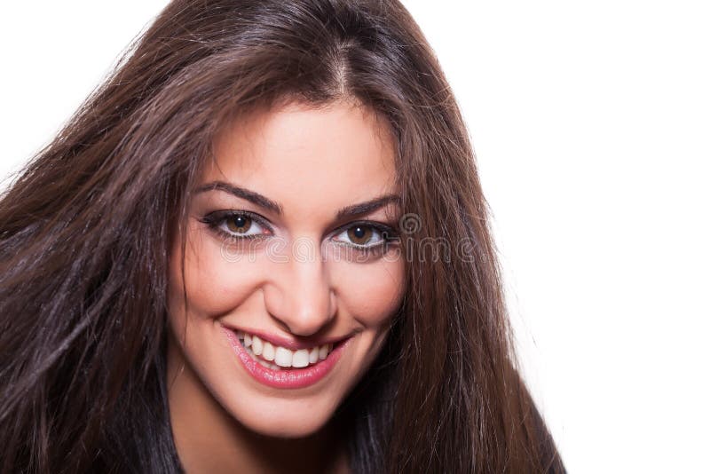 Portrait de jeune femme sûre souriant, fond blanc photographie stock libre de droits Portrait de jeune femme sûre souriant, fond blanc photographie stock libre de droits