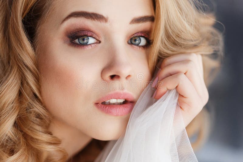 Portrait de jeune femme sexy d'offre de Caucasien avec de beaux yeux gris Tir horizontal en gros plan photo libre de droits Portrait de jeune femme sexy d'offre de Caucasien avec de beaux yeux gris Tir horizontal en gros plan photo libre de droits