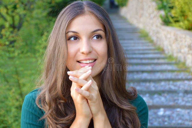 Portrait de jeune femme de sourire faisante des gestes si tout va bien heureuse dans l'habillement vert intelligent occasionnel photo stock Portrait de jeune femme de sourire faisante des gestes si tout va bien heureuse dans l'habillement vert intelligent occasionnel photo stock