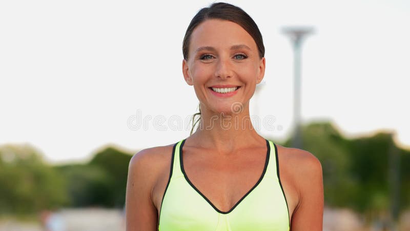 Portrait de jeune femme sportive de sourire dehors