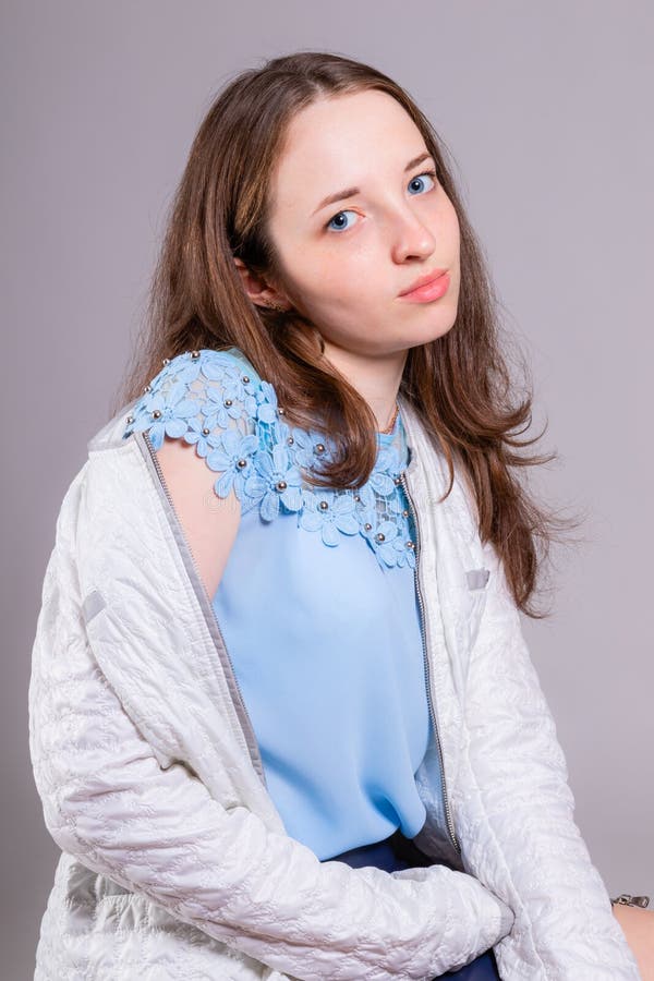 Portrait de jeune fille de beauté avec de longs cheveux images libres de droits Portrait de jeune fille de beauté avec de longs cheveux images libres de droits