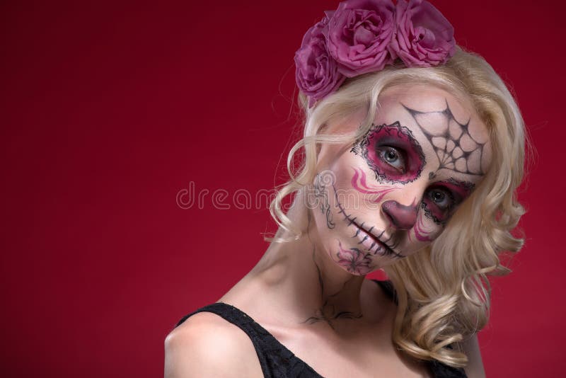 Portrait de jeune fille blonde avec le maquillage de Calaveras photos libres de droits Portrait de jeune fille blonde avec le maquillage de Calaveras photos libres de droits