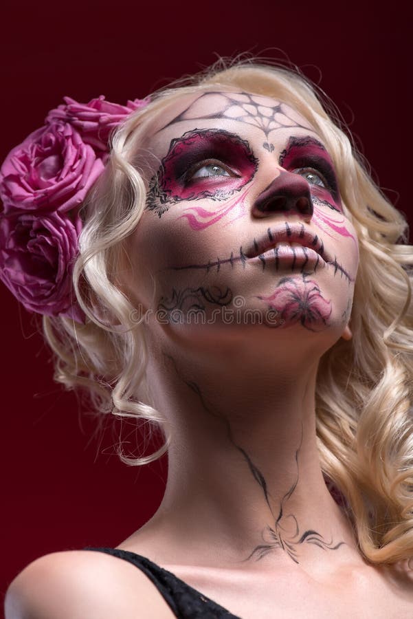 Portrait de jeune fille blonde avec le maquillage de Calaveras photo stock Portrait de jeune fille blonde avec le maquillage de Calaveras photo stock