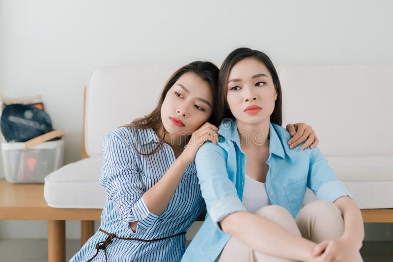 Portrait de jeune fille et d'ami tristes la soutenant image stock Portrait de jeune fille et d'ami tristes la soutenant image stock