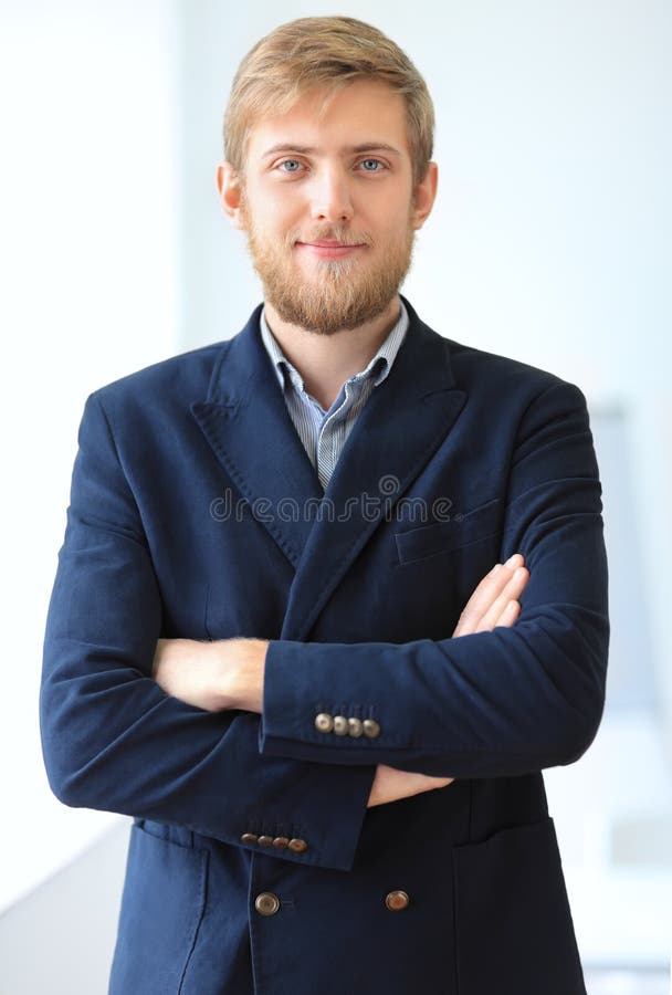 Portrait de jeune homme d'affaires réussi dans le bureau images libres de droits Portrait de jeune homme d'affaires réussi dans le bureau images libres de droits