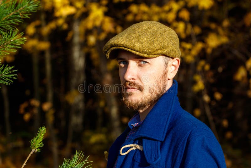 Portrait de jeune homme dans la forêt d'automne image stock Portrait de jeune homme dans la forêt d'automne image stock