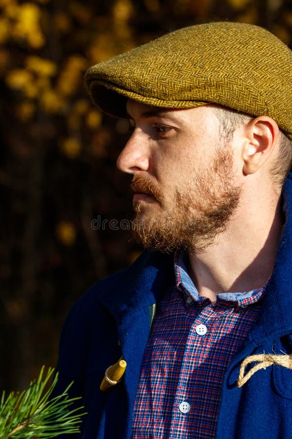 Portrait de jeune homme dans la forêt d'automne photographie stock Portrait de jeune homme dans la forêt d'automne photographie stock