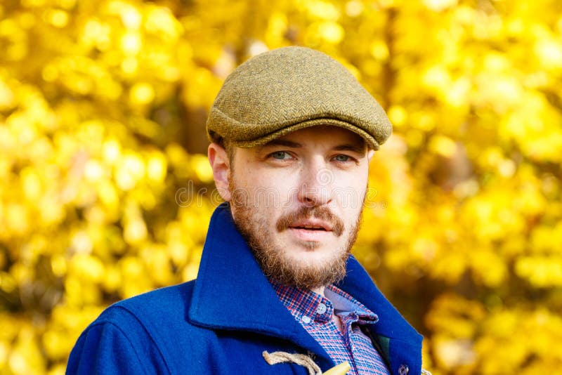 Portrait de jeune homme dans la forêt d'automne photographie stock libre de droits Portrait de jeune homme dans la forêt d'automne photographie stock libre de droits