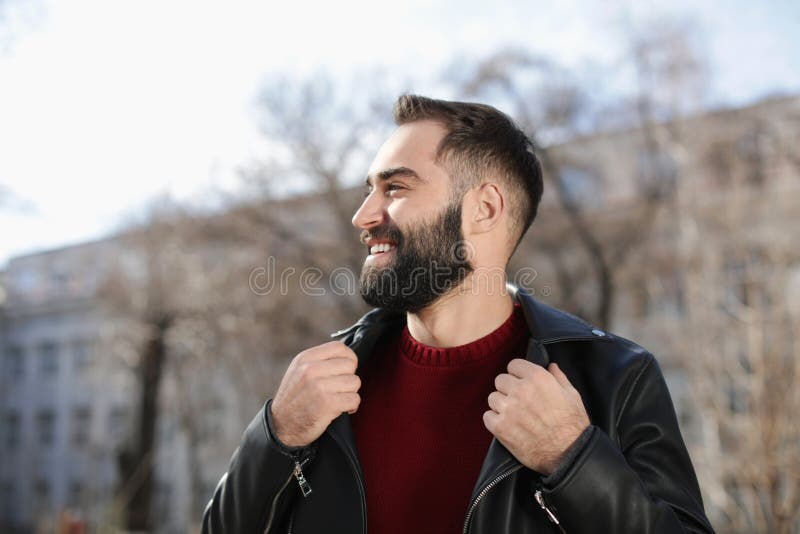 Portrait de jeune homme heureux le jour ensoleillé image libre de droits Portrait de jeune homme heureux le jour ensoleillé image libre de droits
