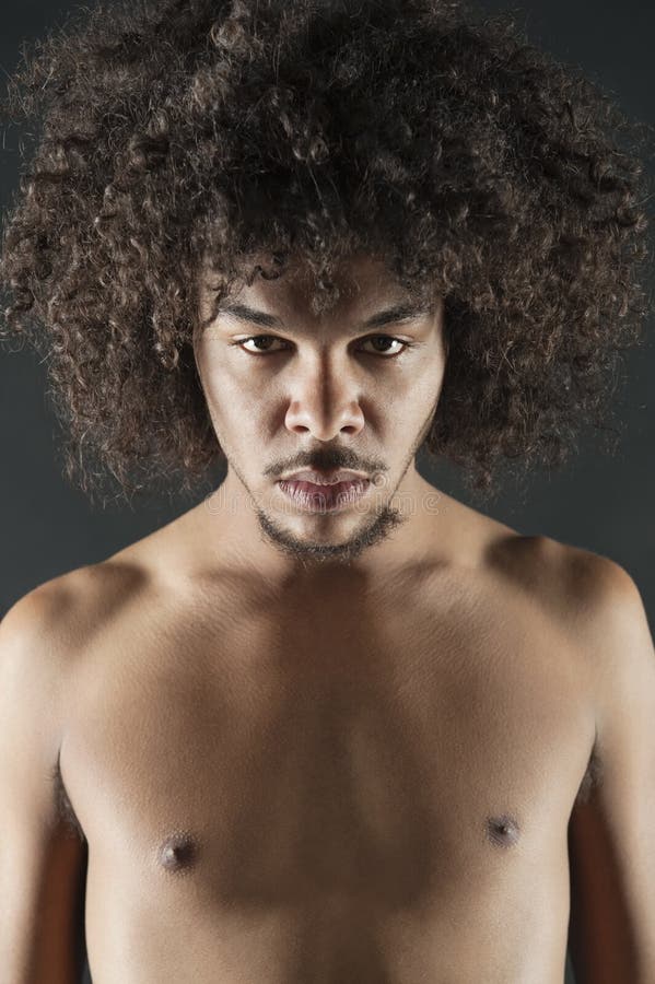 Portrait de jeune homme sans chemise avec les cheveux bouclés photos libres de droits Portrait de jeune homme sans chemise avec les cheveux bouclés photos libres de droits