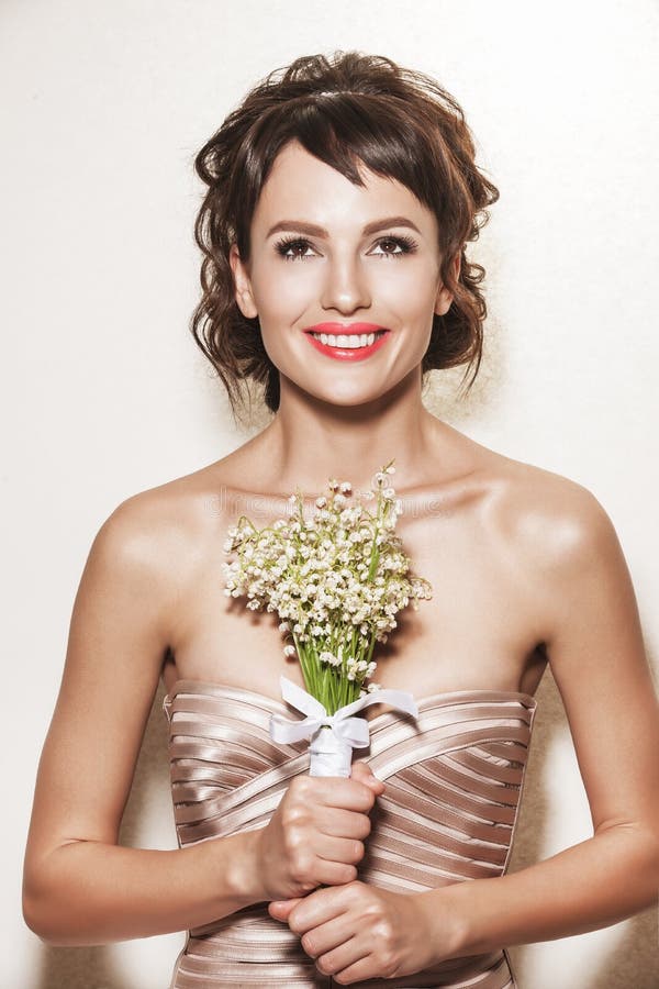 Portrait de jeune jeune mariée magnifique avec le bouquet de mariage photo libre de droits Portrait de jeune jeune mariée magnifique avec le bouquet de mariage photo libre de droits
