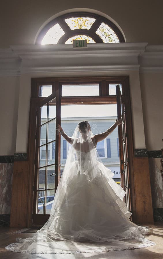Portrait de jeune mariée devant des portes de vintage image stock