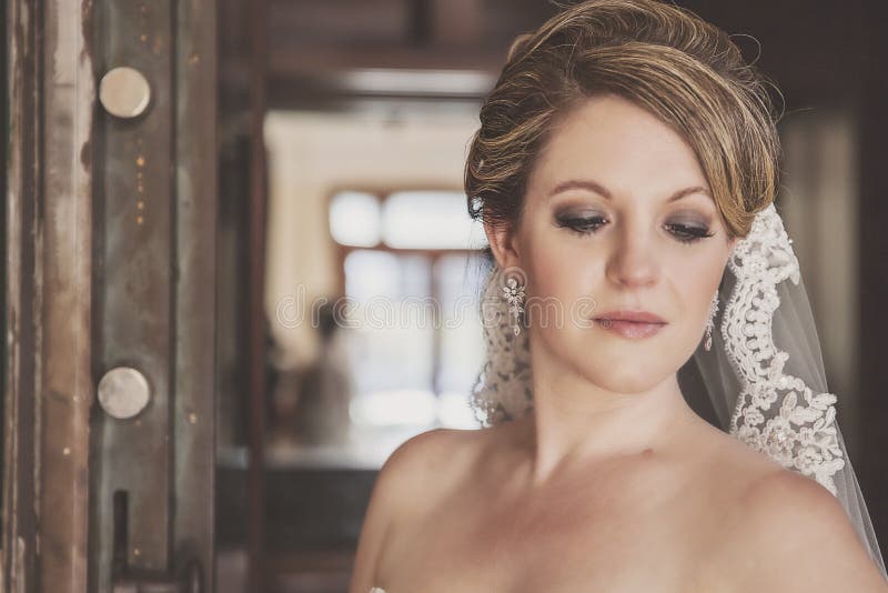 Portrait de jeune mariée devant la porte rustique photographie stock