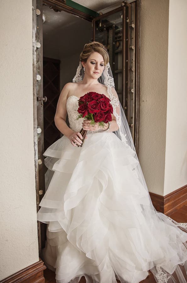 Portrait de jeune mariée devant la porte rustique photo libre de droits