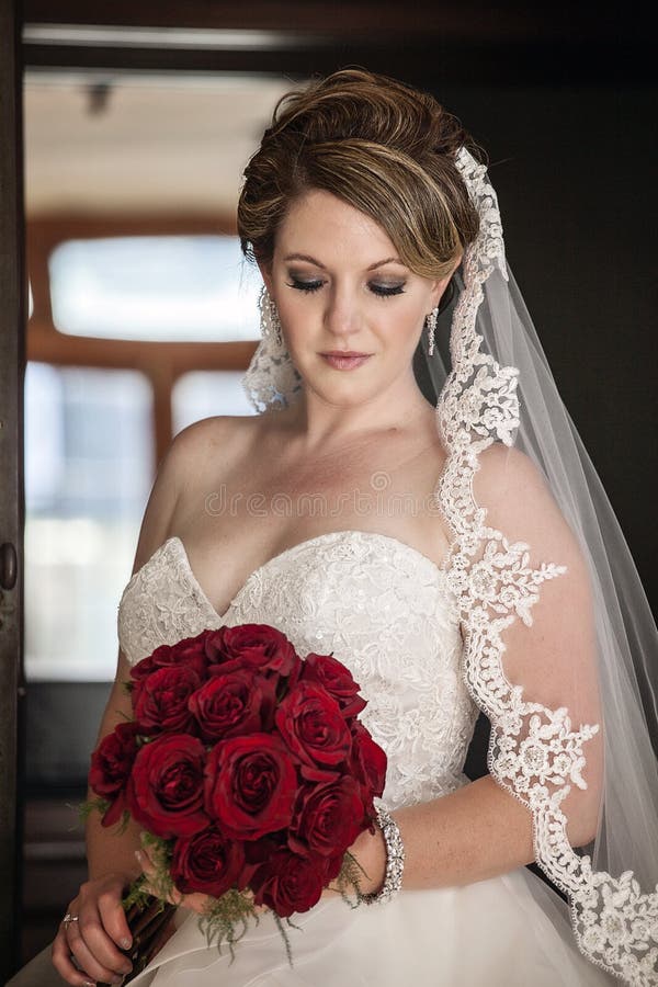 Portrait de jeune mariée devant la porte rustique image stock