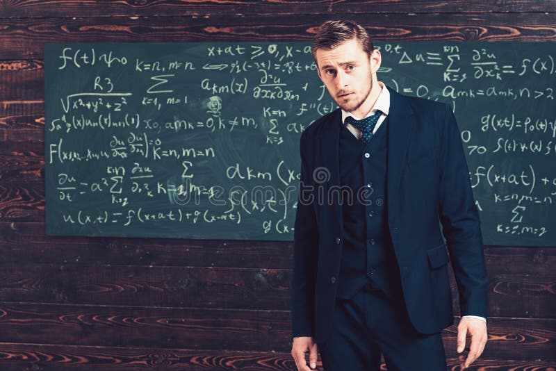 Portrait de jeune étudiant intelligent dans l'université d'élite Aristocrate avec la coiffure parfaite et la position courte de p photo libre de droits Portrait de jeune étudiant intelligent dans l'université d'élite Aristocrate avec la coiffure parfaite et la position courte de p photo libre de droits