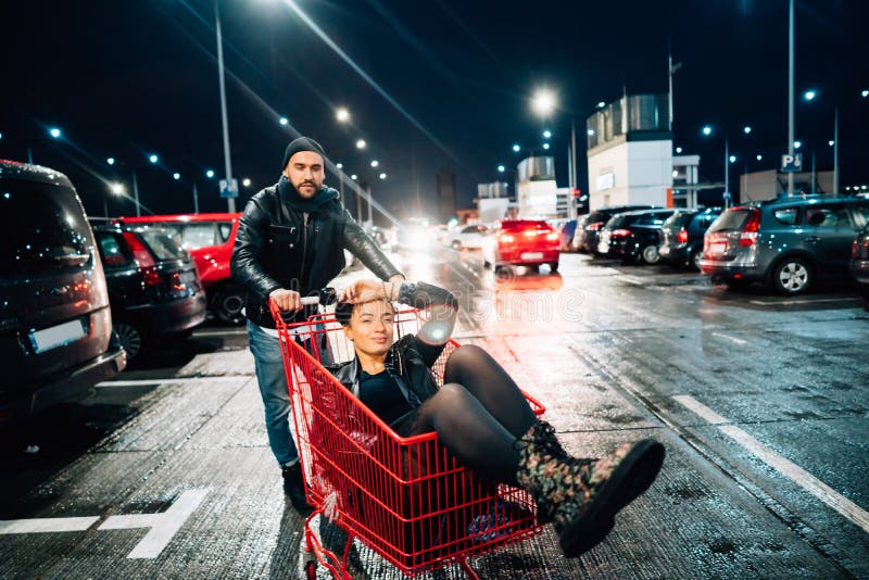 Portrait de jeunes couples heureux ayant l'amusement photo stock Portrait de jeunes couples heureux ayant l'amusement photo stock