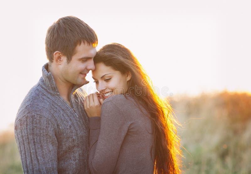 Portrait de jeunes couples heureux riant dans un jour froid par l'aut images libres de droits