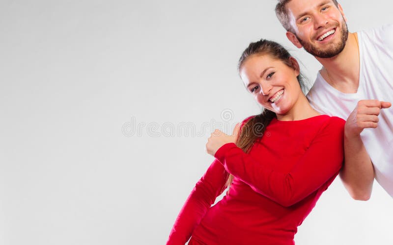 Portrait de jeunes couples sportifs sur le bleu photo stock Portrait de jeunes couples sportifs sur le bleu photo stock