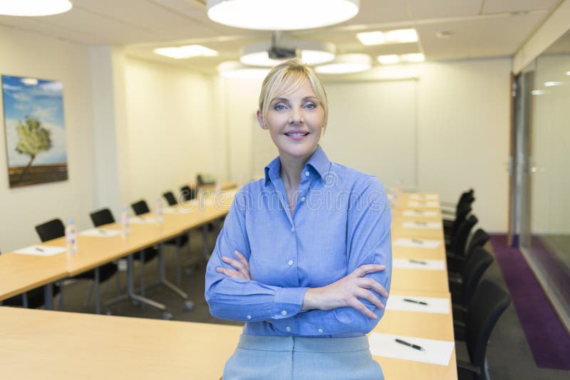 Portrait de jolie femme d'affaires dans le lieu de réunion image stock Portrait de jolie femme d'affaires dans le lieu de réunion image stock