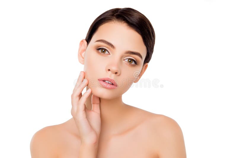 Portrait de jolie jeune femme touchant sa joue, d'isolement sur le fond blanc Peau impeccable idéale pure émouvante avec des main images libres de droits Portrait de jolie jeune femme touchant sa joue, d'isolement sur le fond blanc Peau impeccable idéale pure émouvante avec des main images libres de droits