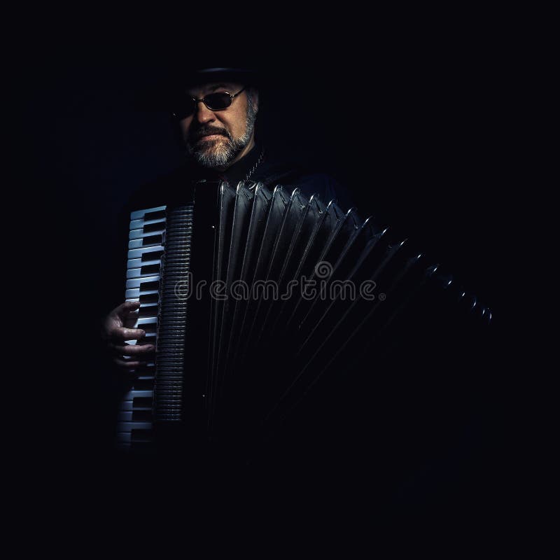 Joueur D'accordéon De Steampunk Photo stock - Image du regarder, adulte:  21068388