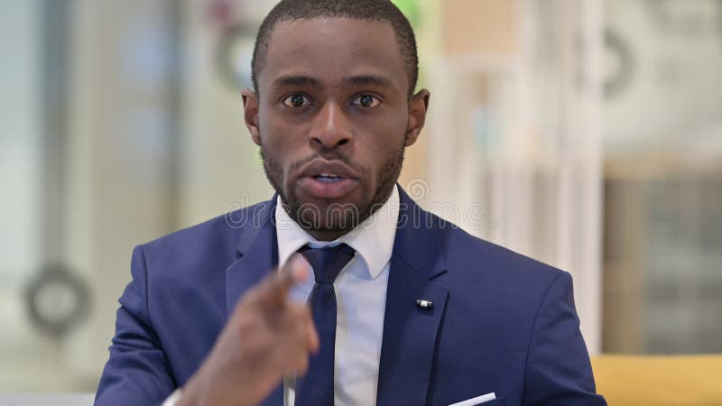 Portrait de l'argumentation en colère de sentiment africain d'homme d'affaires