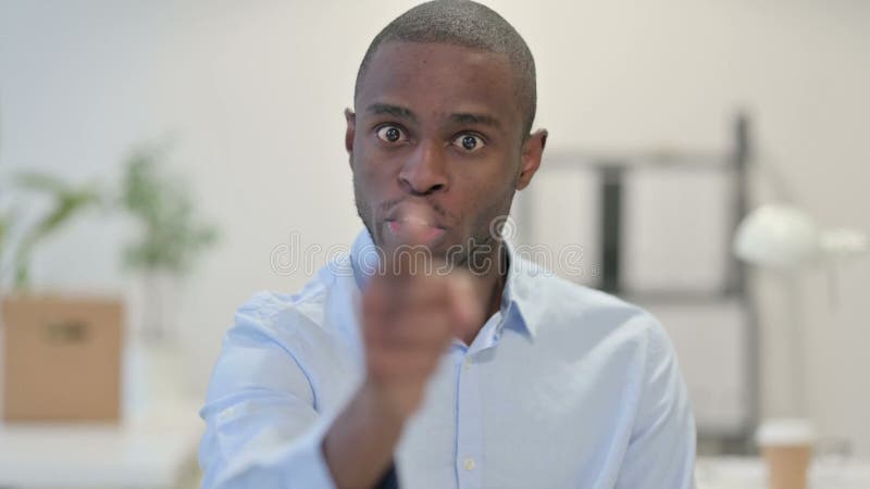 Portrait de l'argumentation en colère de sentiment africain d'homme dans le bureau