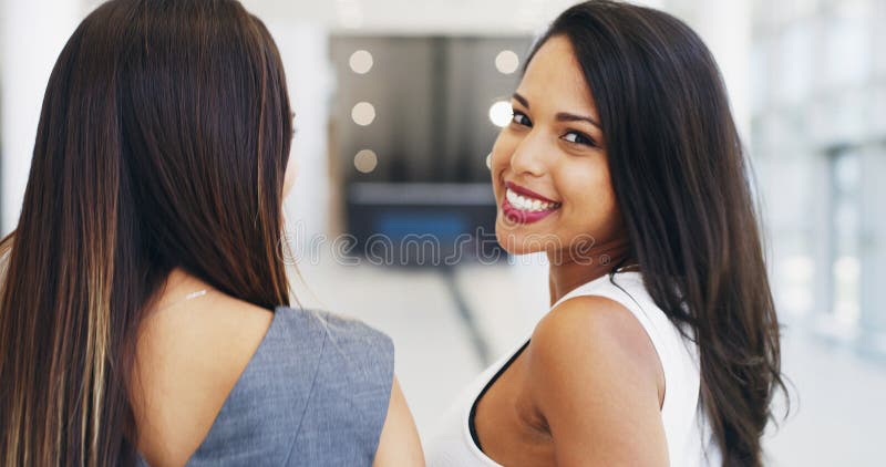 Portrait de l'aéroport et sourire des femmes d'affaires en terminal pour un voyage mondial ou international. Vol et voyage image libre de droits