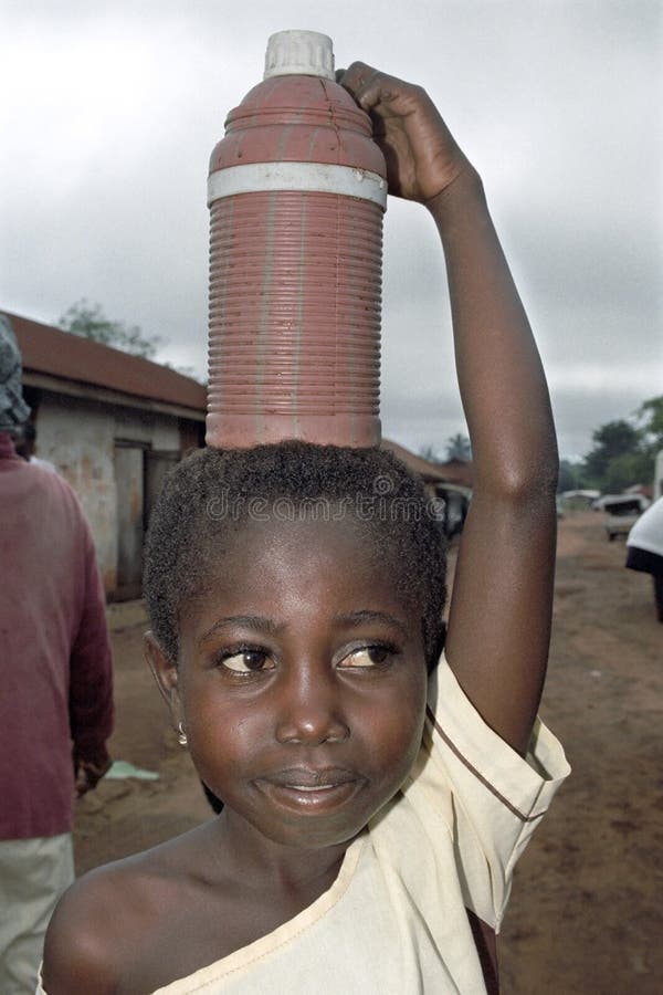 Portrait de l'eau portant la jeune fille ghanéenne images stock Portrait de l'eau portant la jeune fille ghanéenne images stock