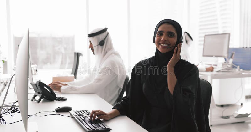 Portrait de l'employée du centre d'appel d'une femme arabe qualifiée clips vidéos