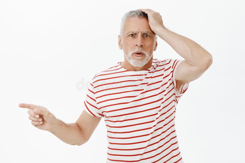 Portrait de l'homme supérieur intéressé et confus étant main se tenante préoccupée et remise en cause debout dupée sur la tête photo stock Portrait de l'homme supérieur intéressé et confus étant main se tenante préoccupée et remise en cause debout dupée sur la tête photo stock