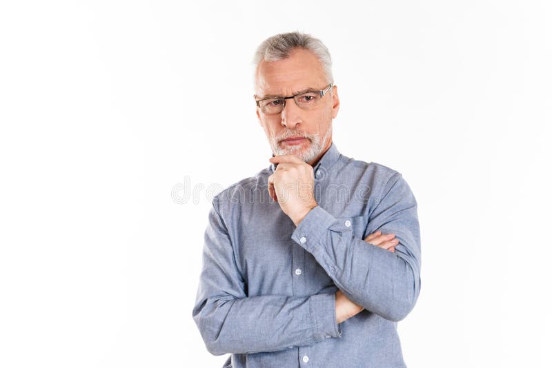 Portrait de l'homme sûr sérieux regardant de côté avec les mains pliées images stock Portrait de l'homme sûr sérieux regardant de côté avec les mains pliées images stock