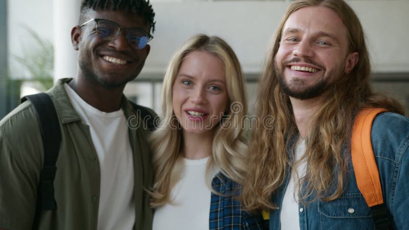 Portrait de l'université collège groupe heureux multiracial trois étudiants diversité personnes jeunes amis ensemble clips vidéos