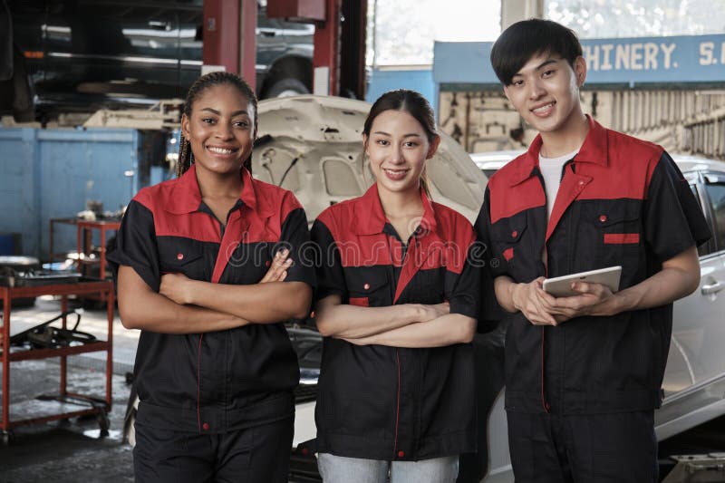 Portrait de l'équipe de mécaniciens professionnels multiraciaux au garage de service automobile. image stock