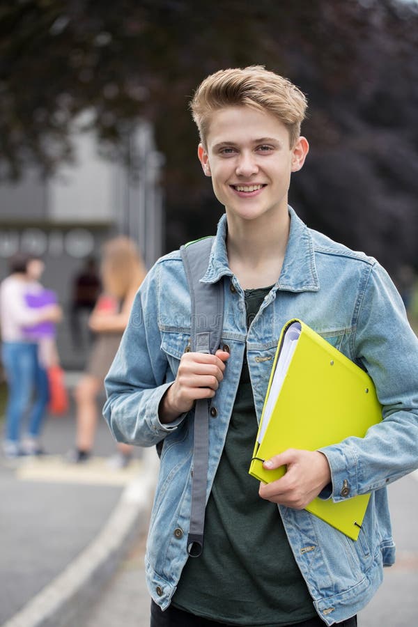 Portrait de l'étudiant adolescent masculin Outside School Building photographie stock libre de droits Portrait de l'étudiant adolescent masculin Outside School Building photographie stock libre de droits