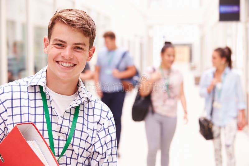 Portrait de l'étudiant universitaire masculin In Hallway photographie stock libre de droits Portrait de l'étudiant universitaire masculin In Hallway photographie stock libre de droits