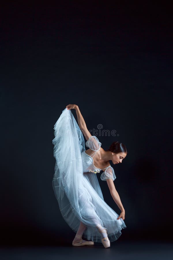 Portrait de la ballerine classique dans la robe blanche sur le fond noir photos libres de droits Portrait de la ballerine classique dans la robe blanche sur le fond noir photos libres de droits